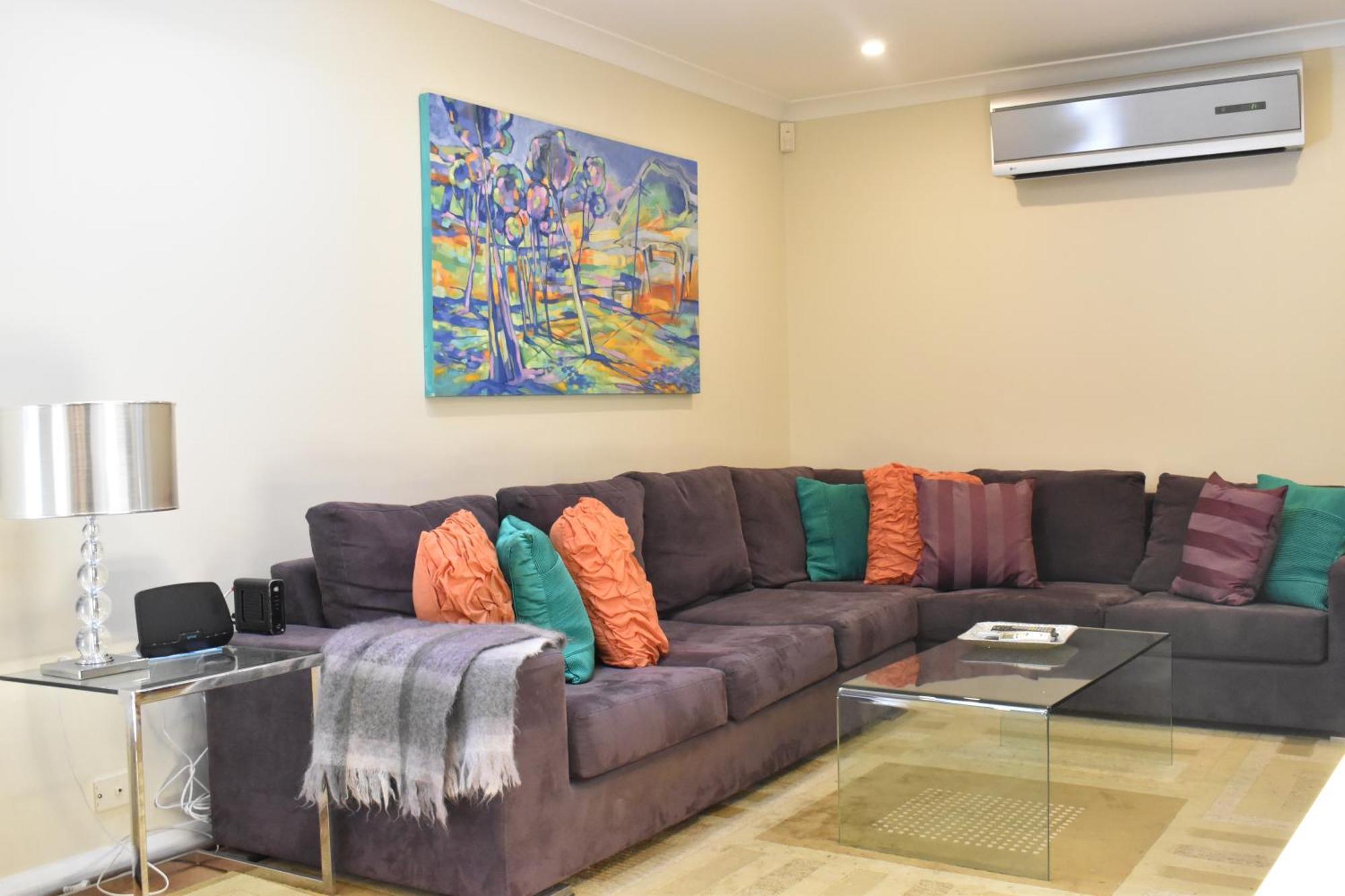 Apartment Bright 2 Bedroom In A Great Location *