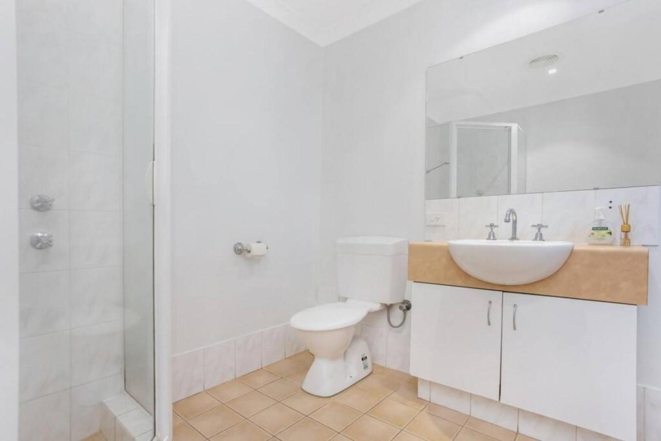 Apartment 6 Executive Eastside Parking & Pool *
