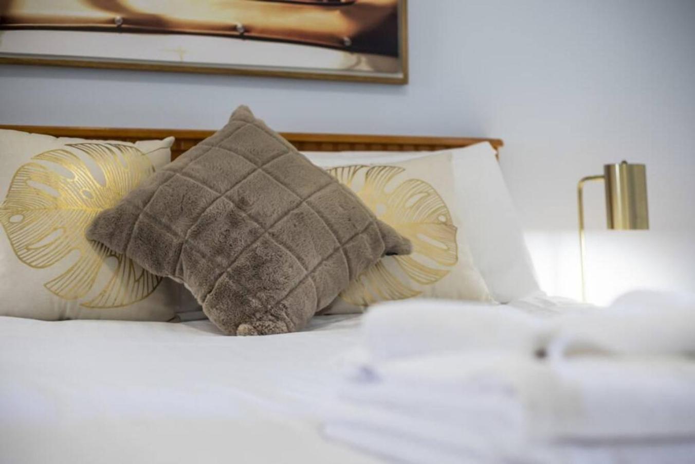 6 Executive Eastside Parking & Pool Apartment *