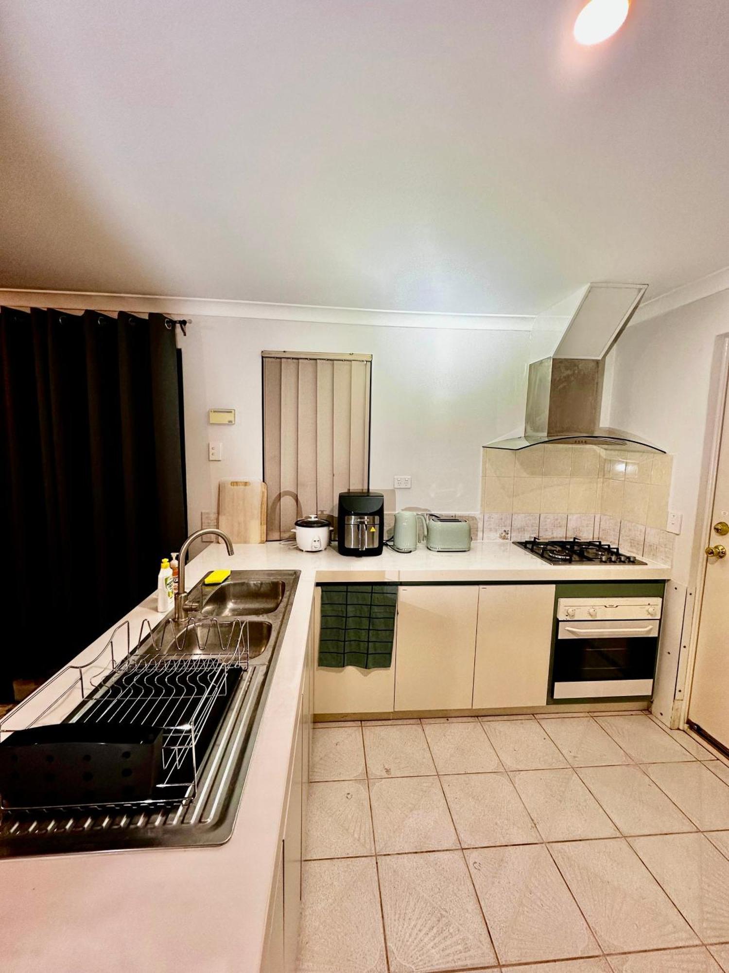 Cannington Sharehouse Near Shops And Restaurant *