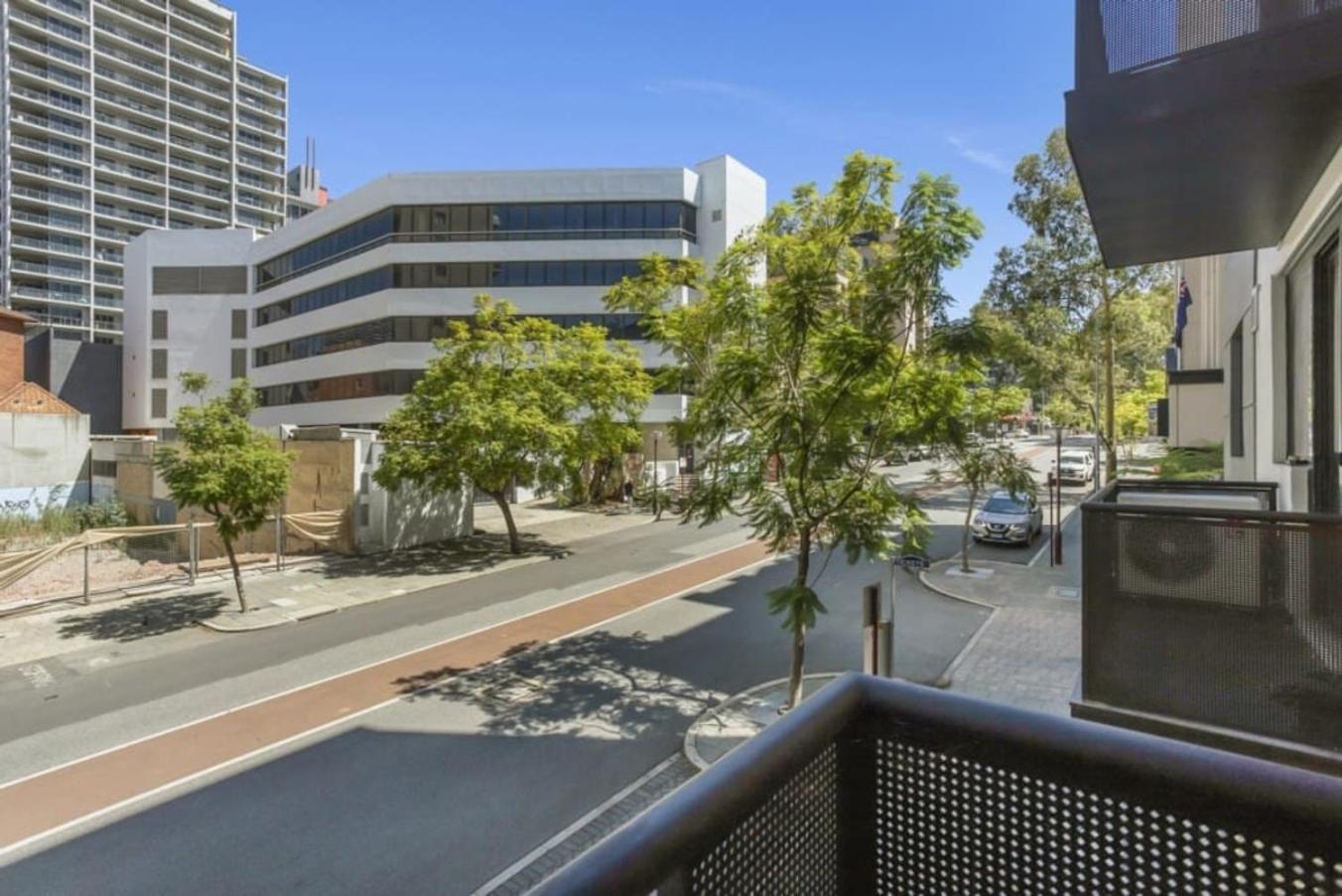 6 Executive Eastside Parking & Pool Apartment