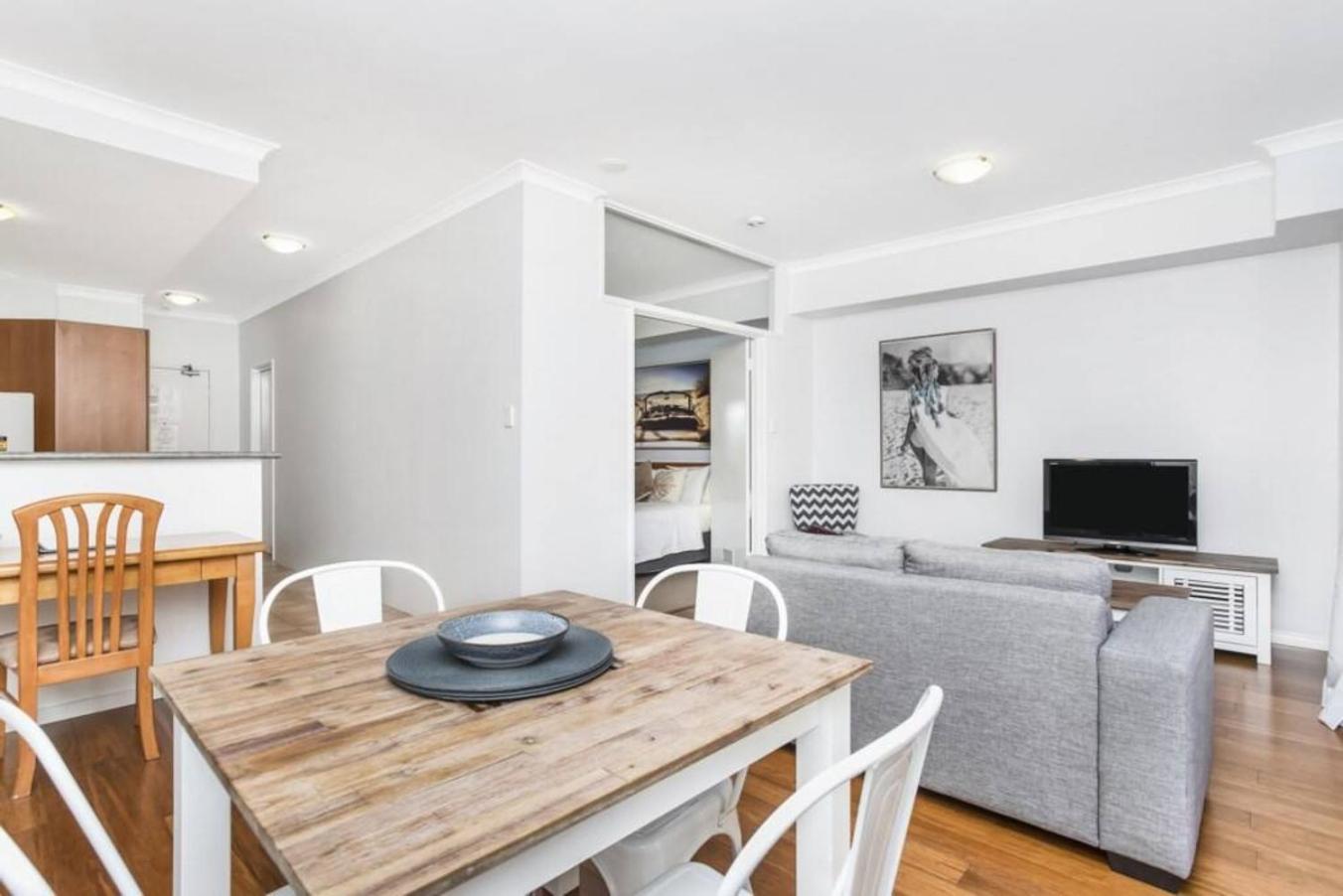 6 Executive Eastside Parking & Pool Apartment