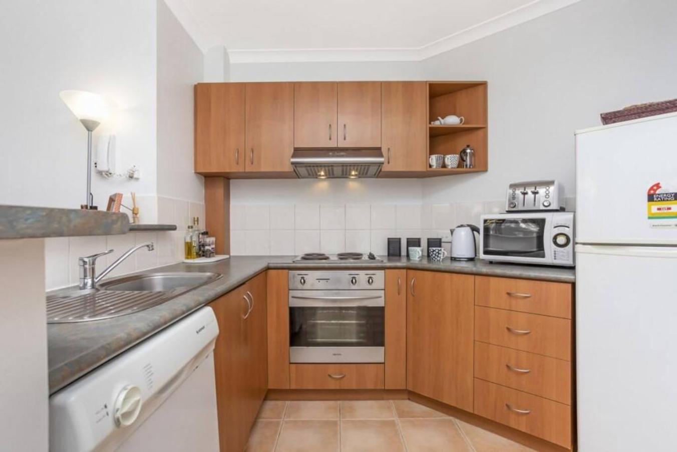 6 Executive Eastside Parking & Pool Apartment