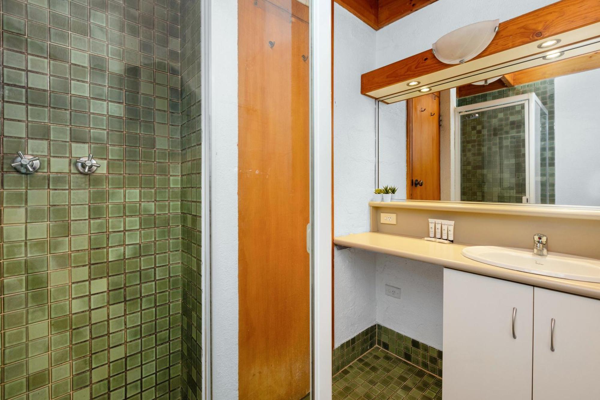 10 Cottesloe - Steps From - Sleeps 3-wifi Apartment