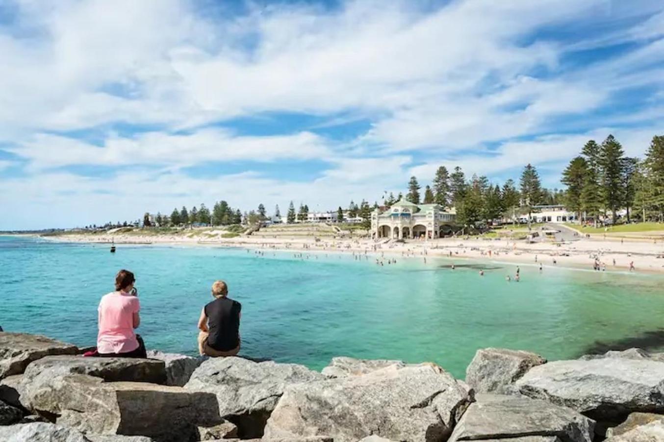 10 Cottesloe - Steps From - Sleeps 3-wifi * Perth