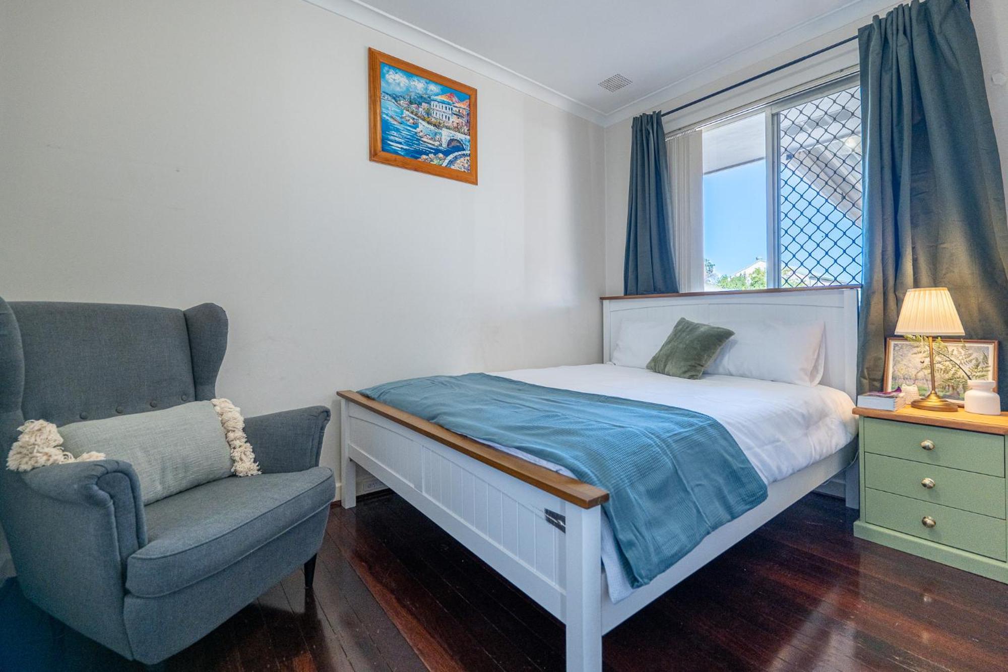 Cozy House Nr Airport 2rooms 4beds Yard Parking Holiday home