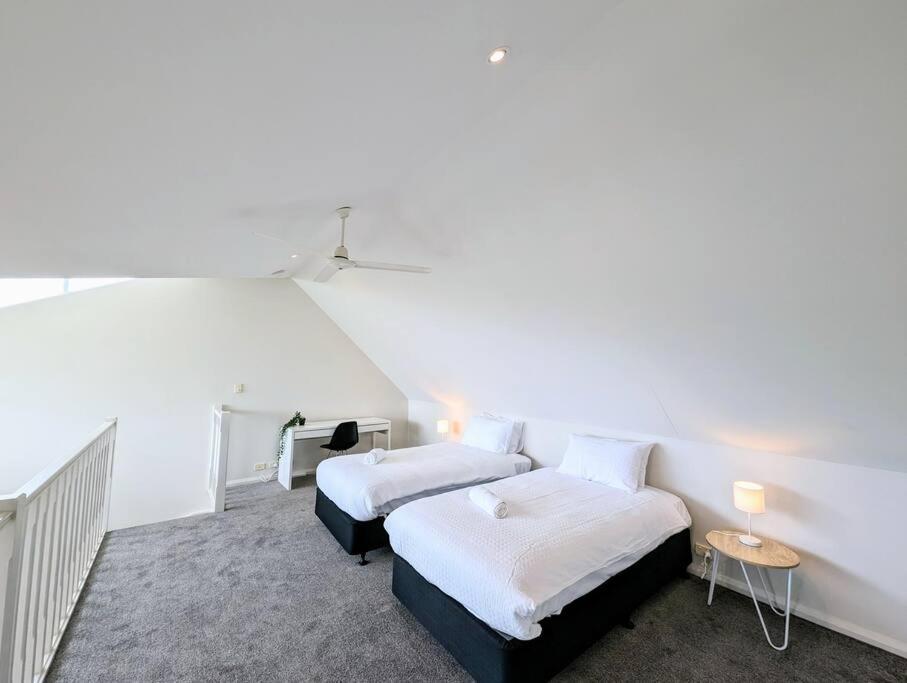 Holiday home Bright & Conveniently Located Townhouse *