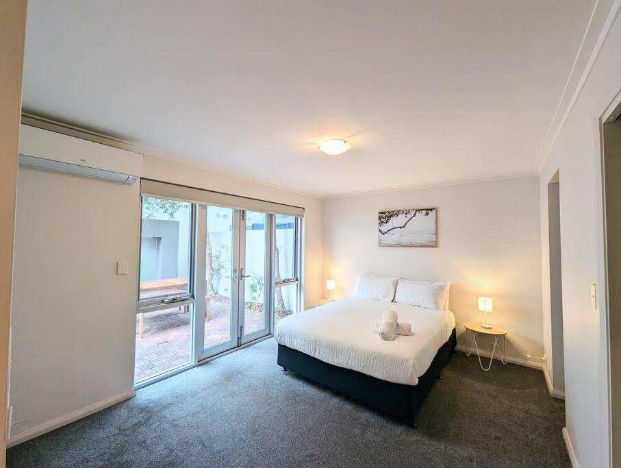 Bright & Conveniently Located Townhouse Holiday home