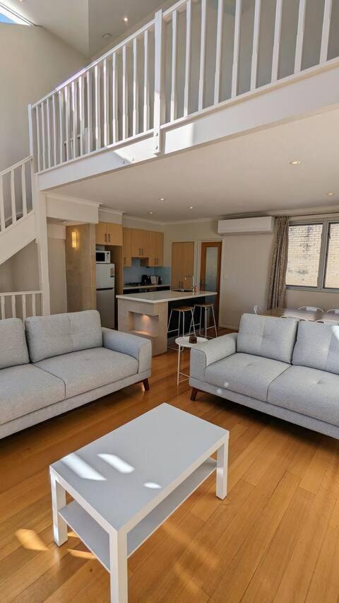 Bright & Conveniently Located Townhouse Holiday home *