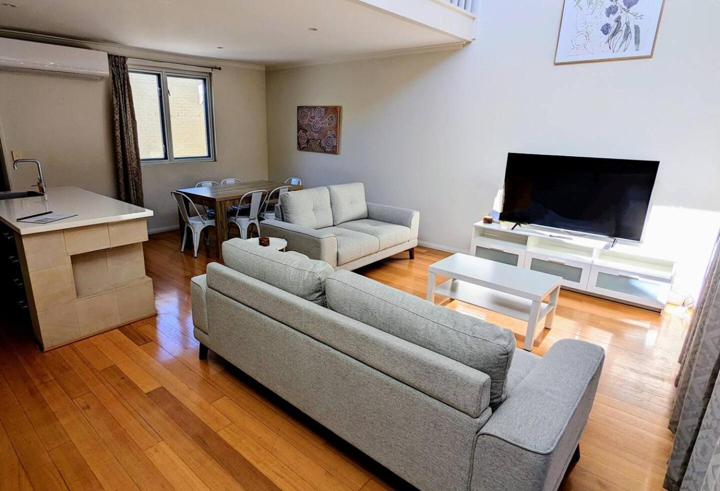 Bright & Conveniently Located Townhouse Holiday home