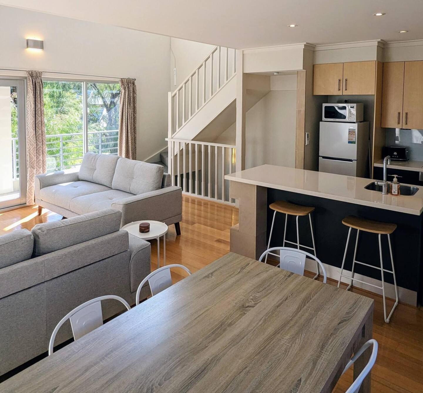 Bright & Conveniently Located Townhouse Holiday home *