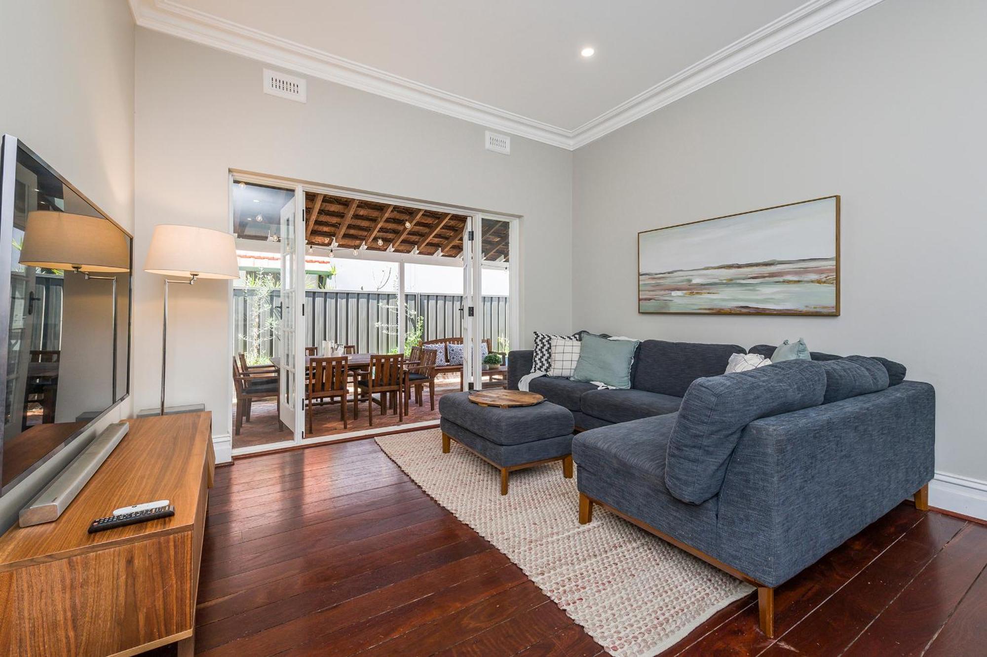 Cent191 - Timeless 3br, 2ba Federation Holiday home Perth