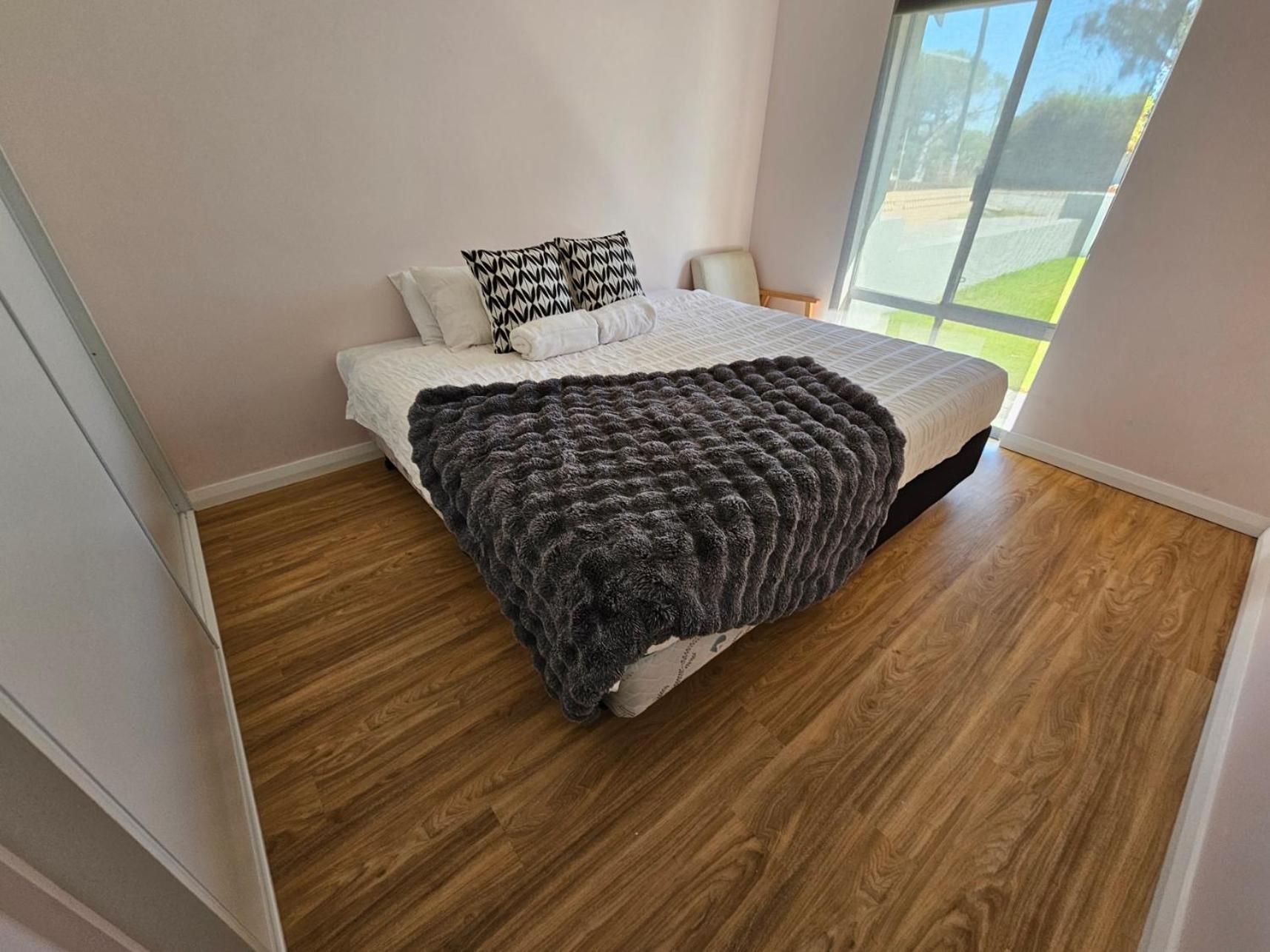 Deluxe Modern Family With Pool Holiday home *