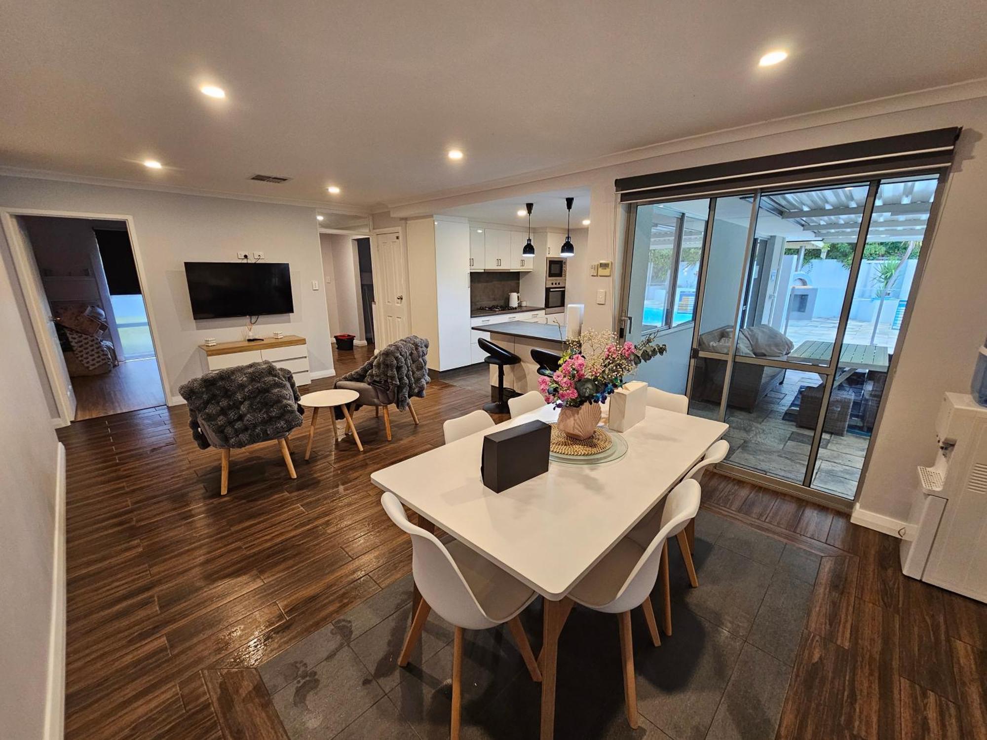 Holiday home Deluxe Modern Family With Pool