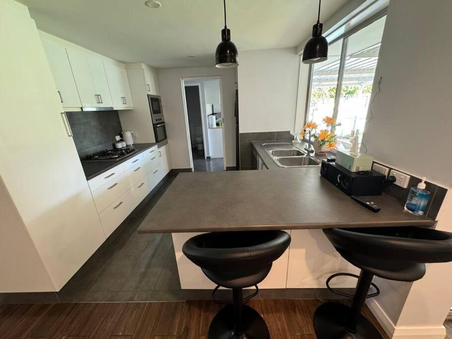 Deluxe Modern Family With Pool Holiday home Perth