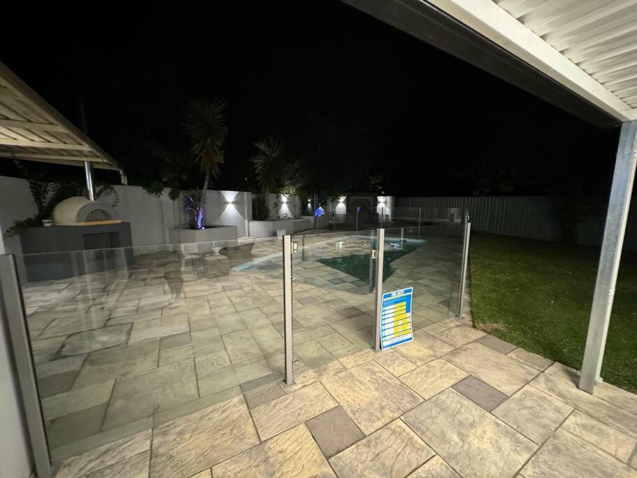 Deluxe Modern Family With Pool Holiday home Perth