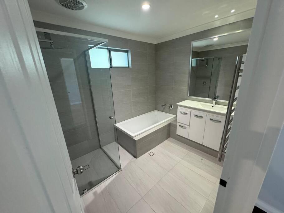 Deluxe Modern Family With Pool Perth