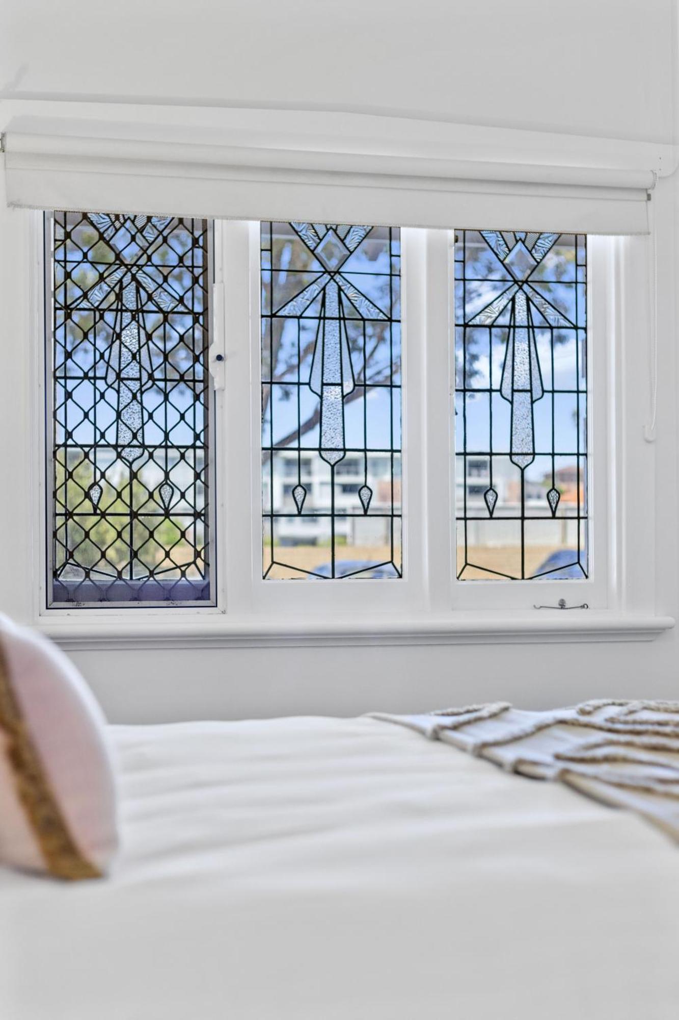 Elegant Art Deco Semi Detached 2-bed By Parks Holiday home Perth