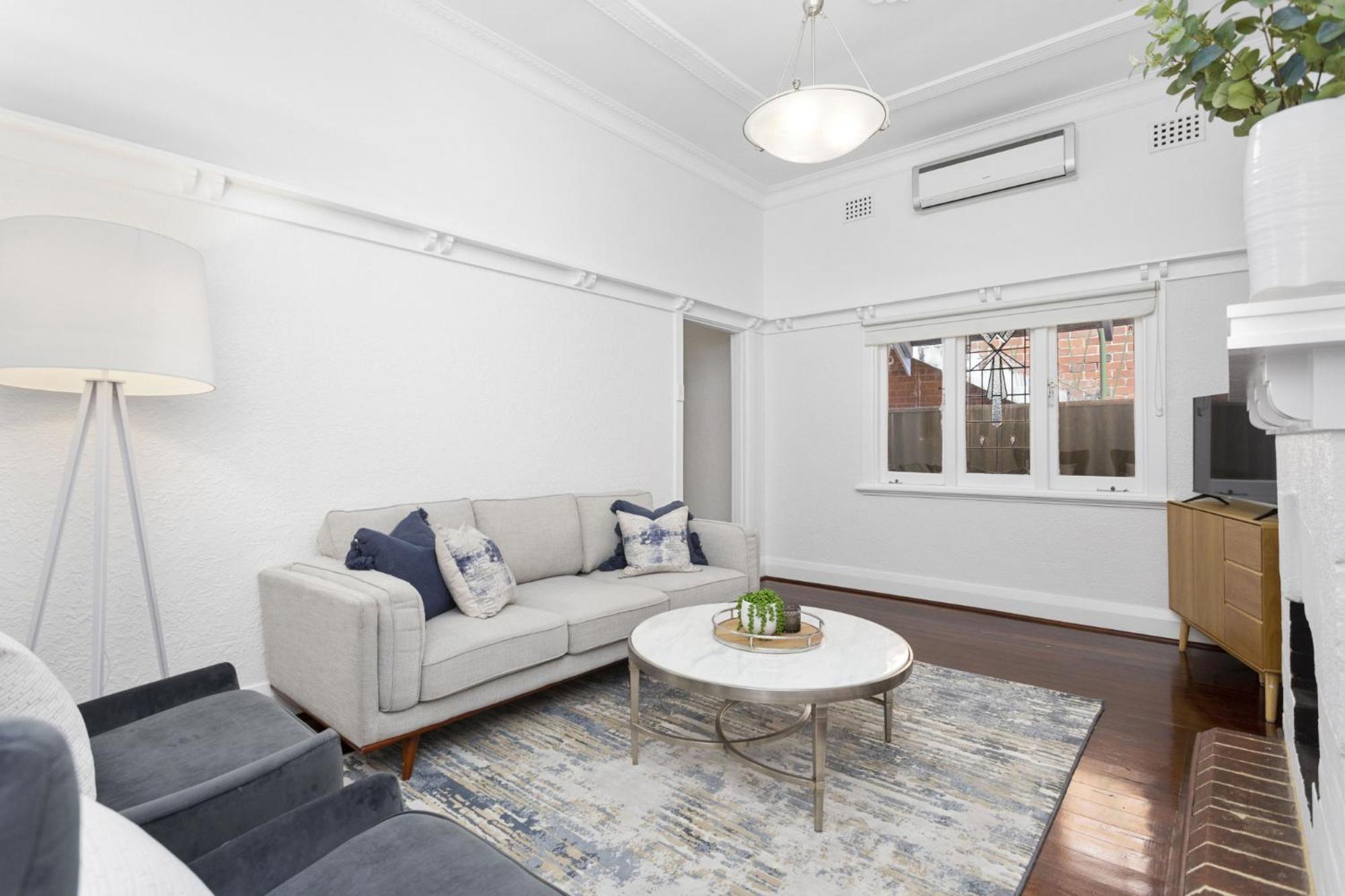 Elegant Art Deco Semi Detached 2-bed By Parks