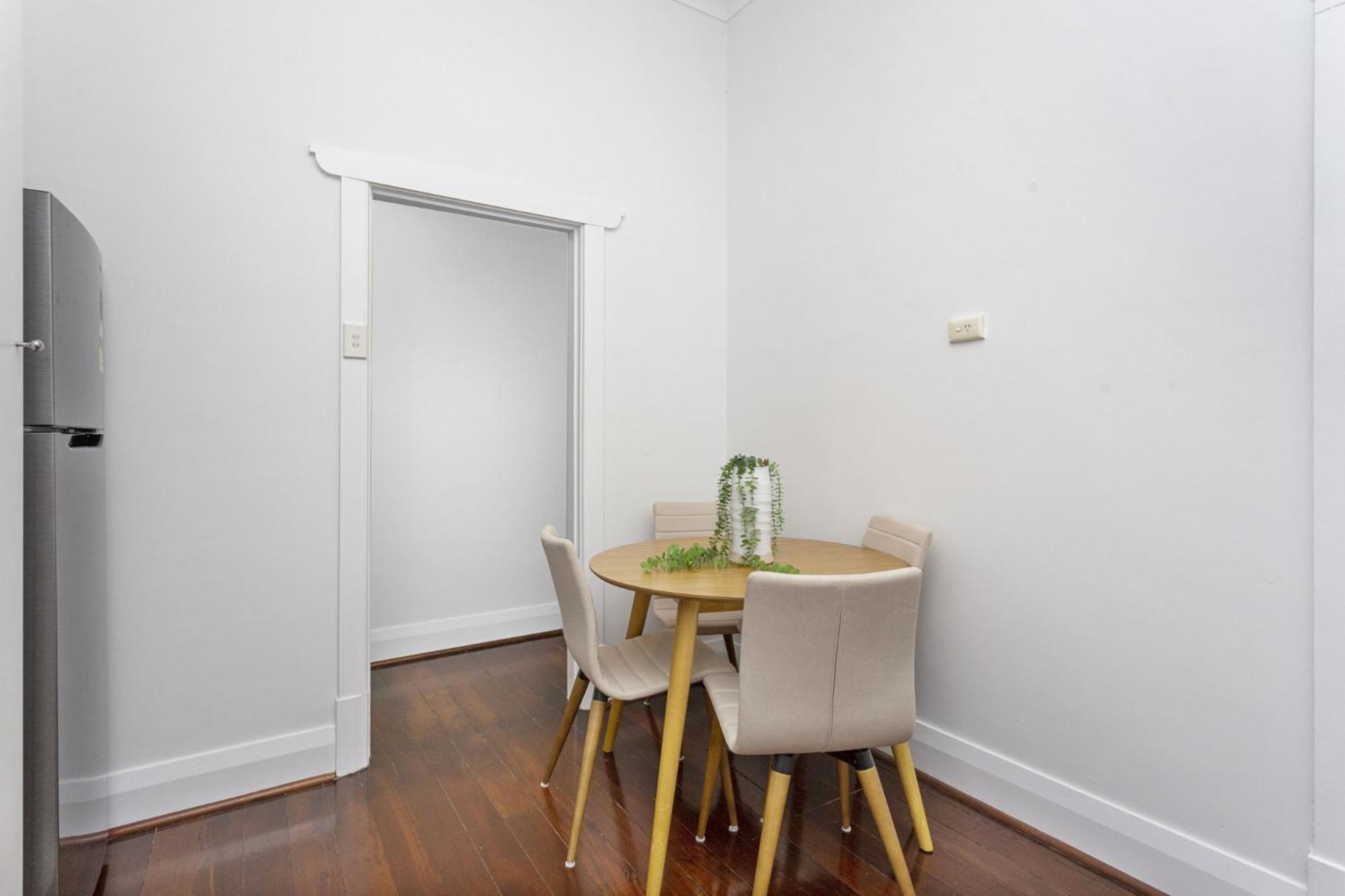 Elegant Art Deco Semi Detached 2-bed By Parks Holiday home Perth