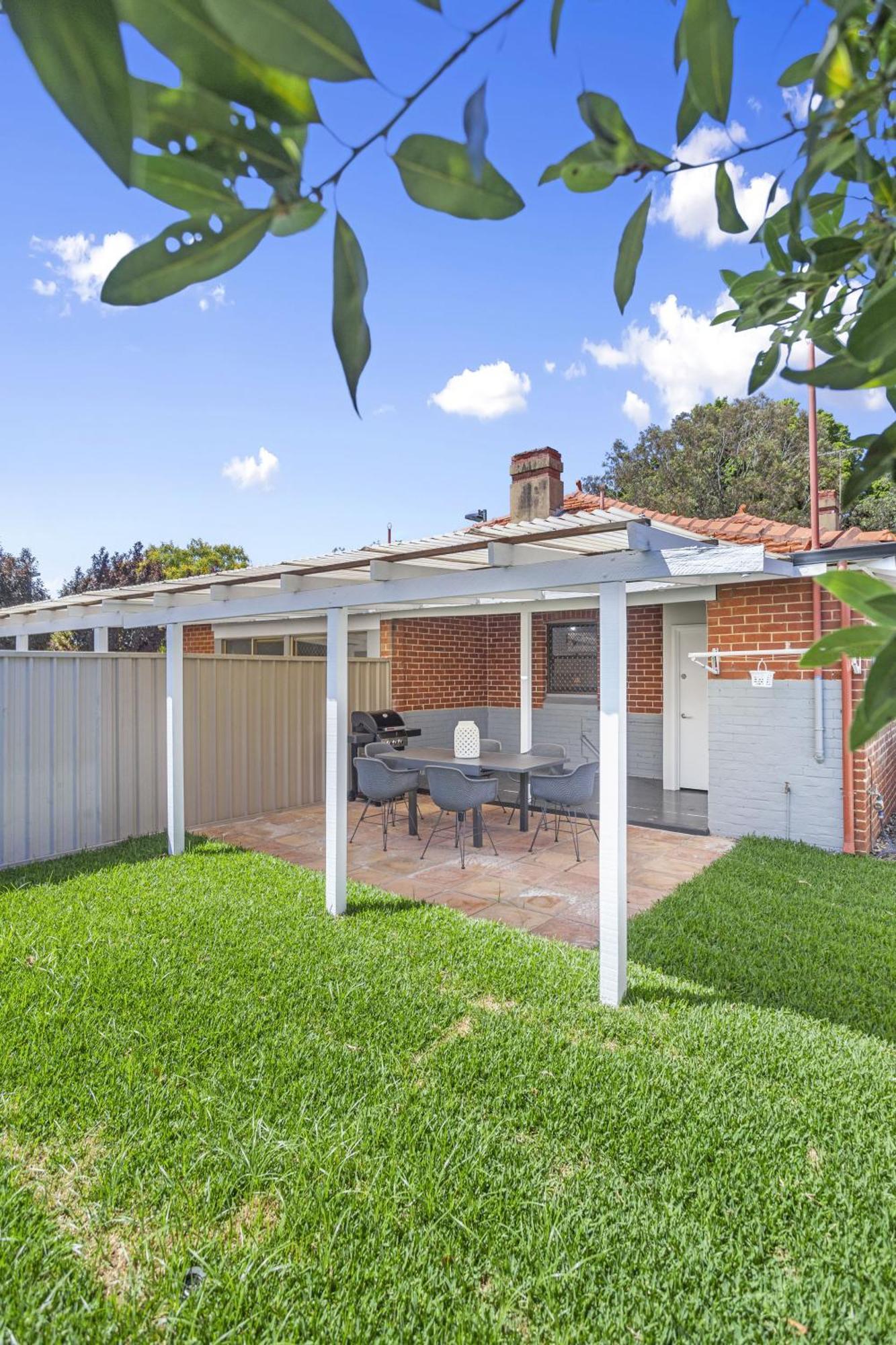 Elegant Art Deco Semi Detached 2-bed By Parks Holiday home Perth