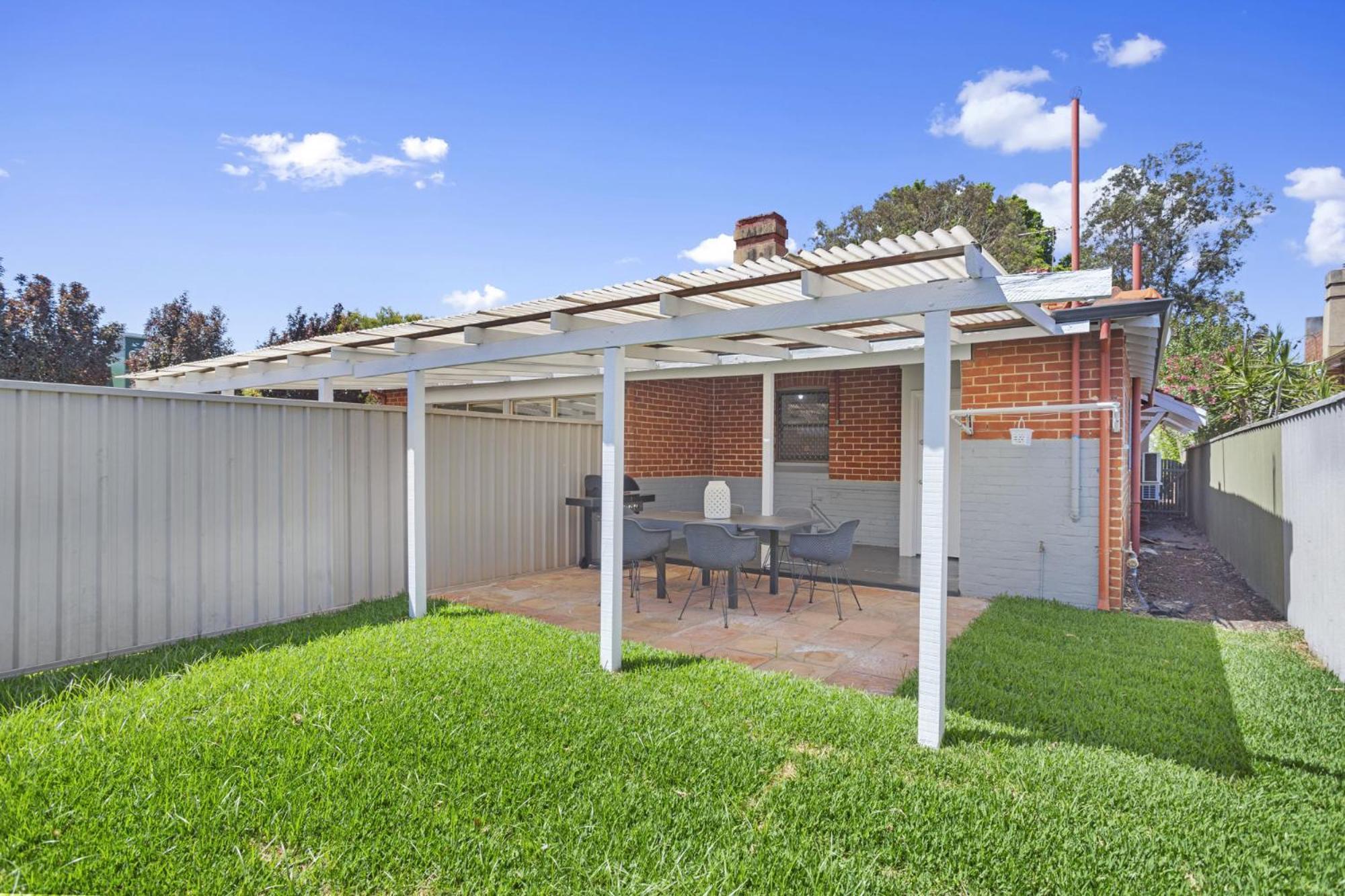 Elegant Art Deco Semi Detached 2-bed By Parks *