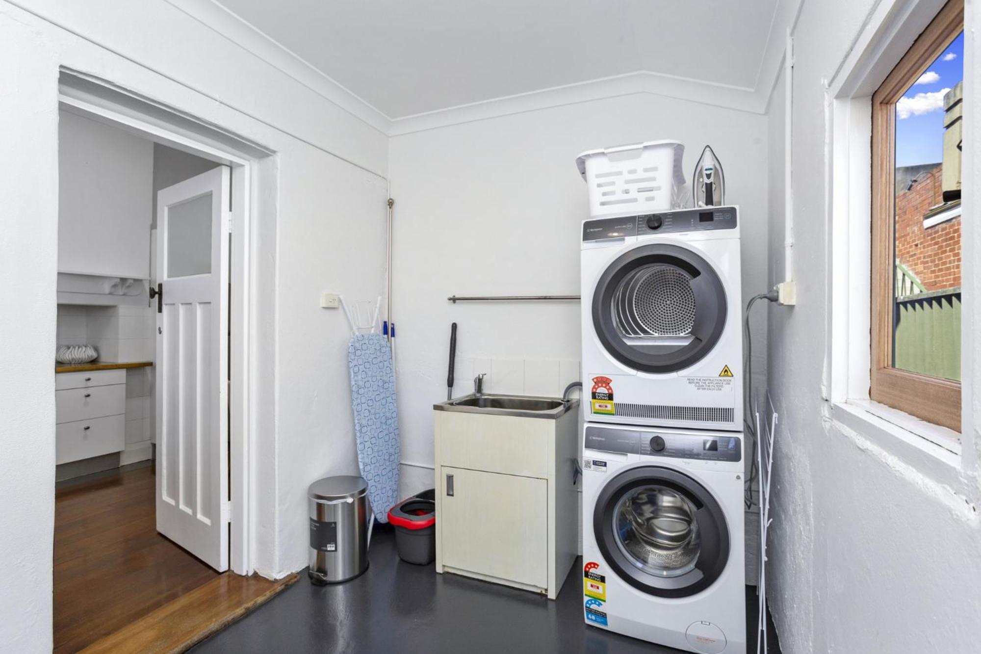 Elegant Art Deco Semi Detached 2-bed By Parks