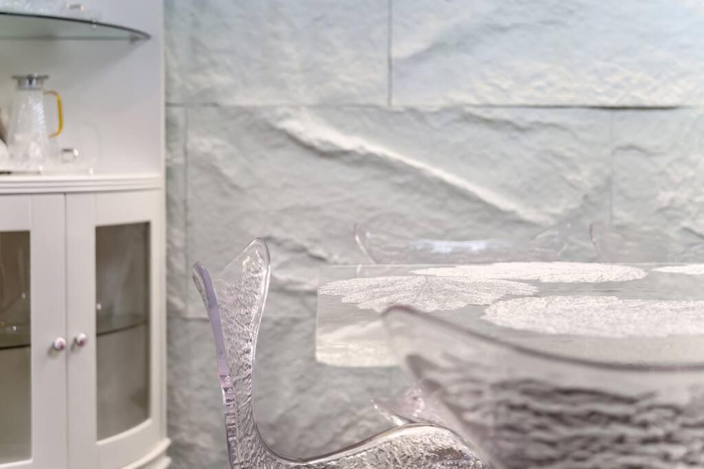 Equitice Winter Moonlight Apartment Perth