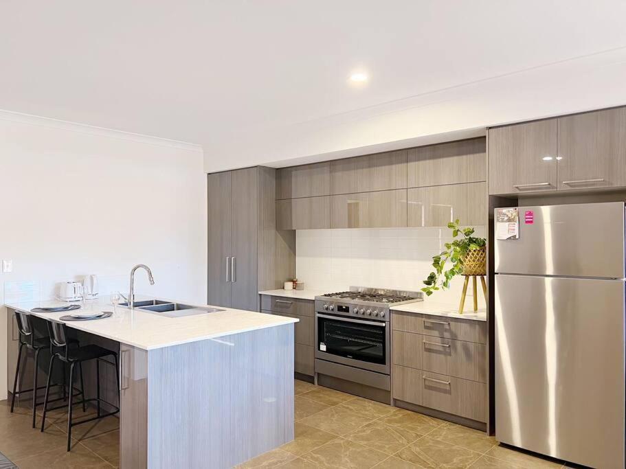Apartment Luxury New Home-beach-cbd Park *