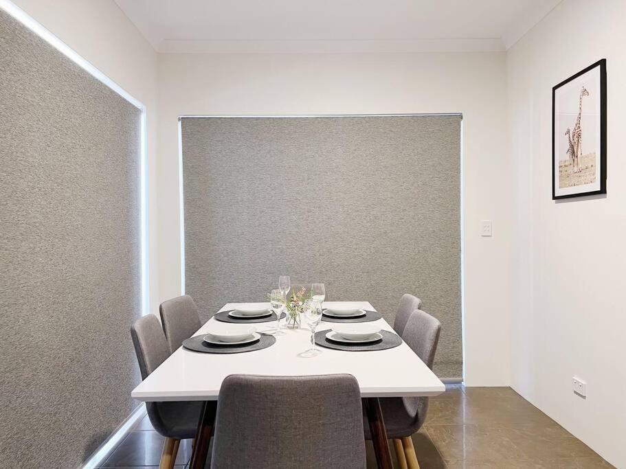 Luxury New Home-beach-cbd Park Apartment