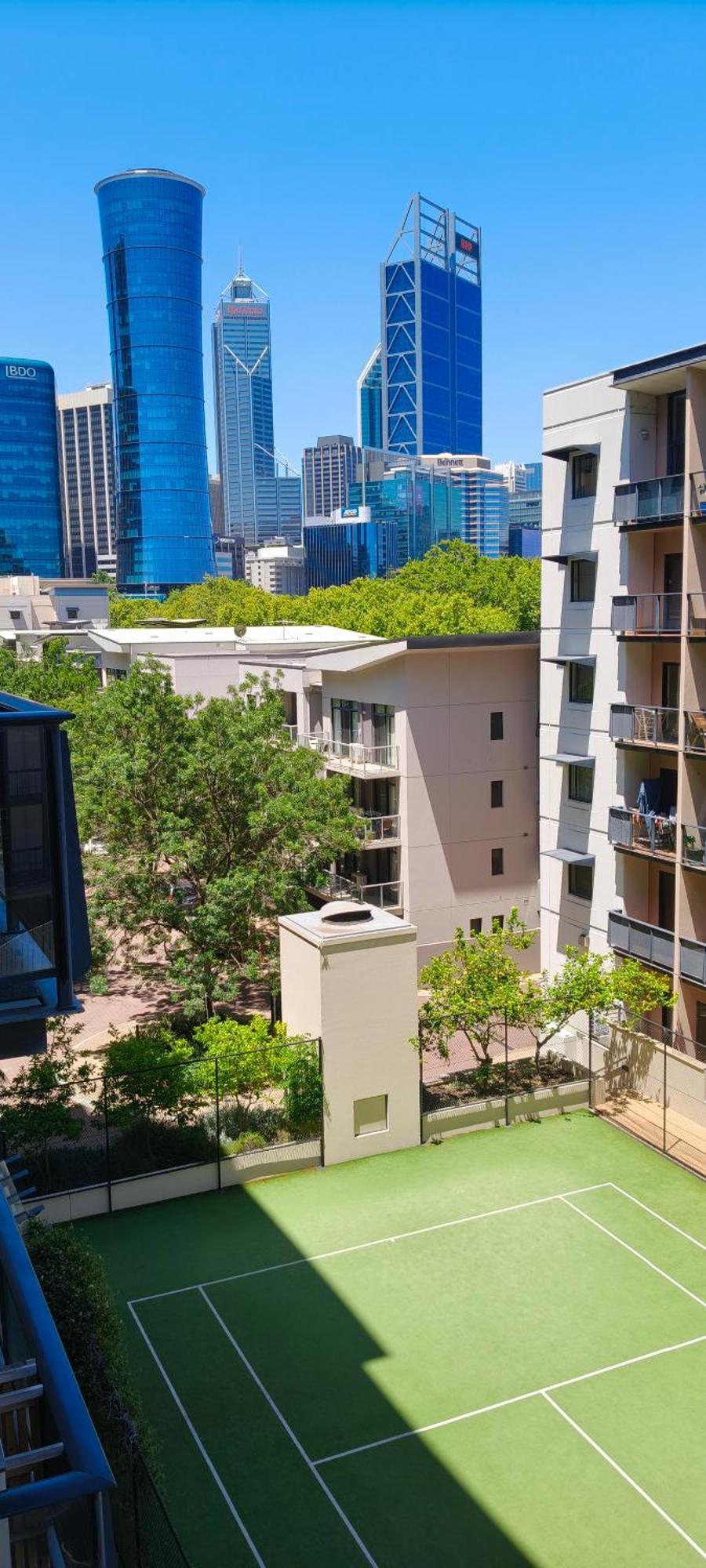 Apartment Resort-style Living In Cbd - 2x2 *