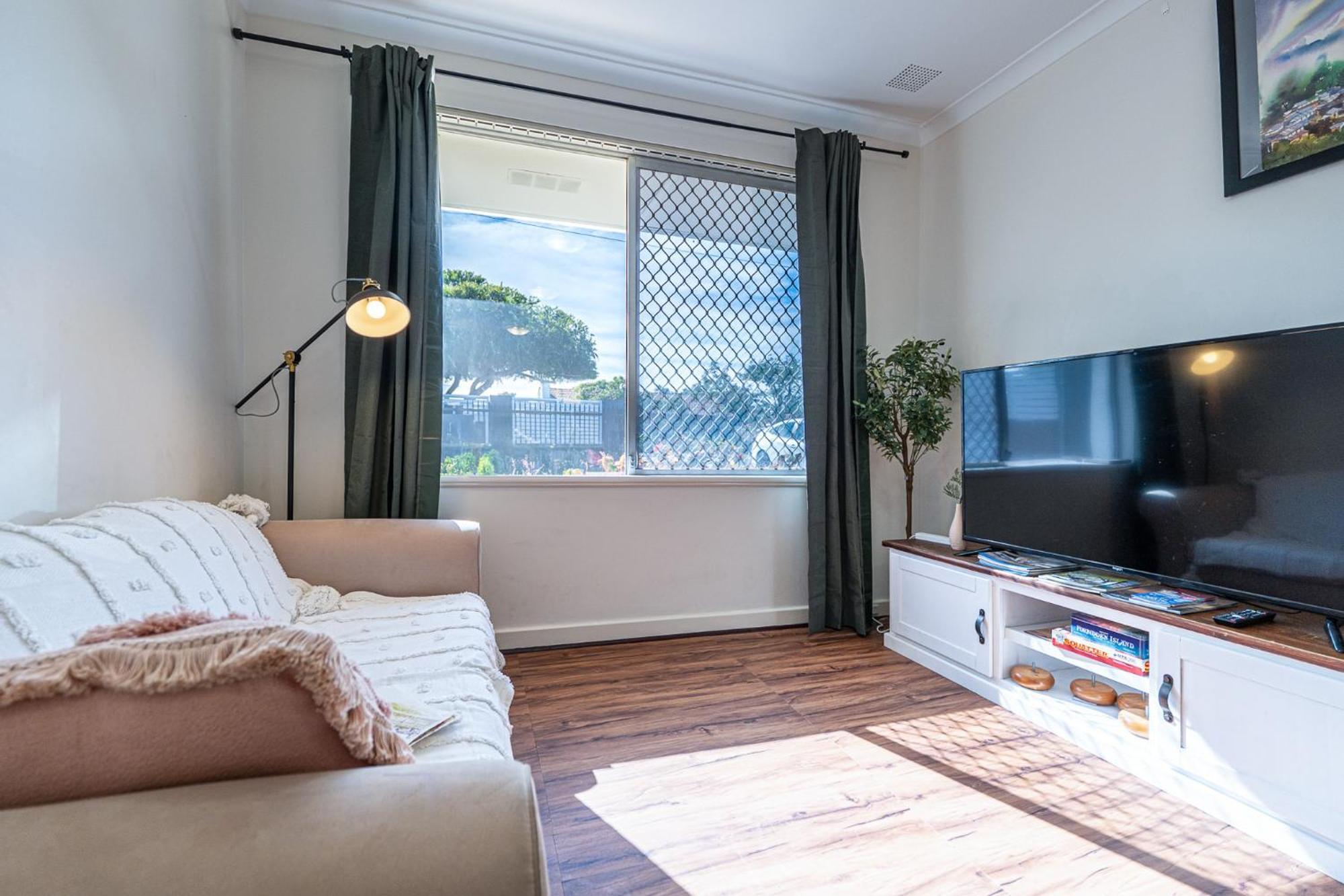 A1 Airport Haven - Quick Access, Comfy & Free Parking *