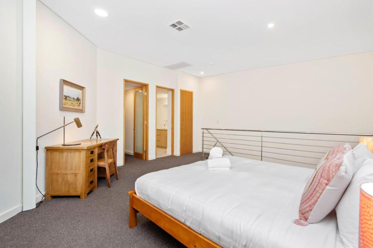 Apartment Contemporary Subi With Amenities *