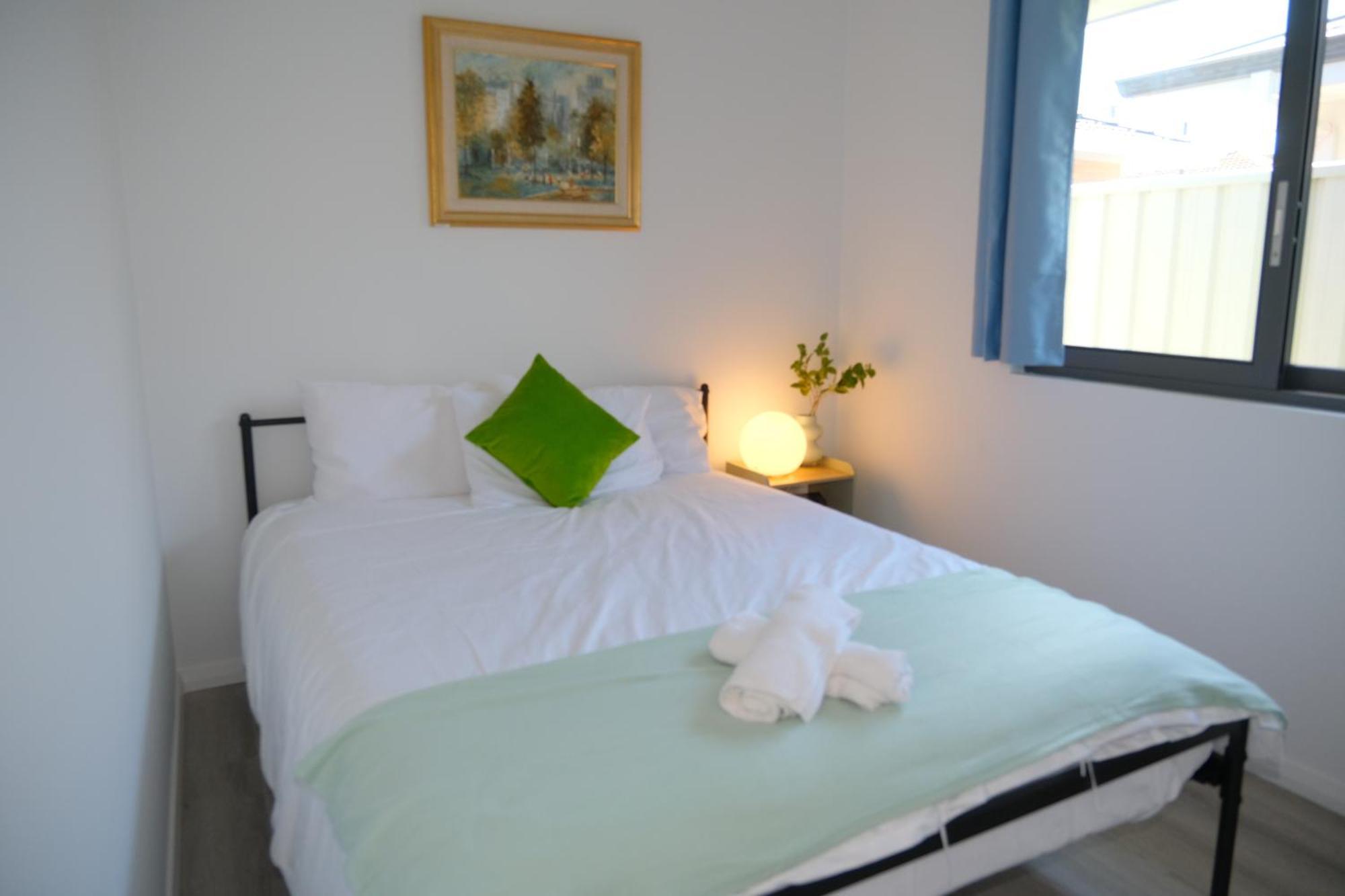 Holiday home A2 Airport 2Br Haven - Garden & Parking Perth
