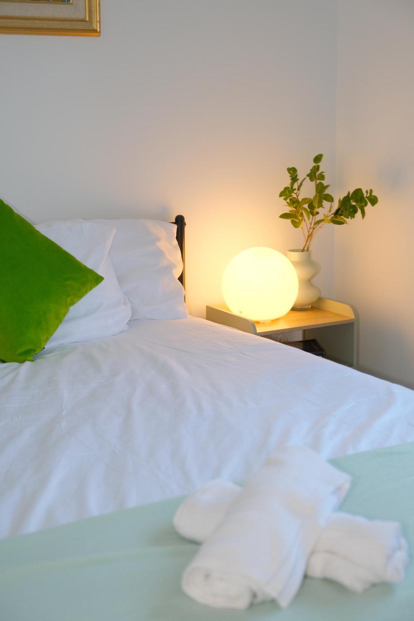 Holiday home A2 Airport 2Br Haven - Garden & Parking Perth