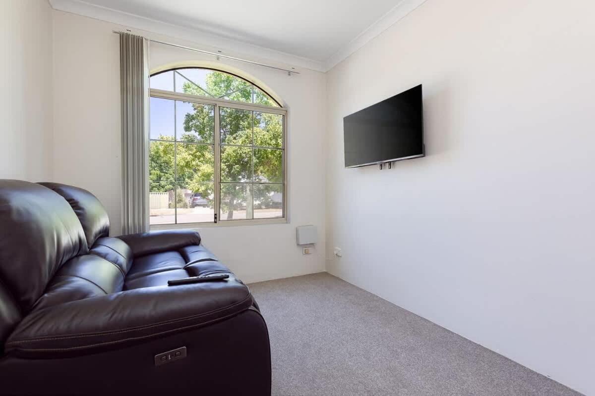 Holiday home East Vic Park Near Food Hub *
