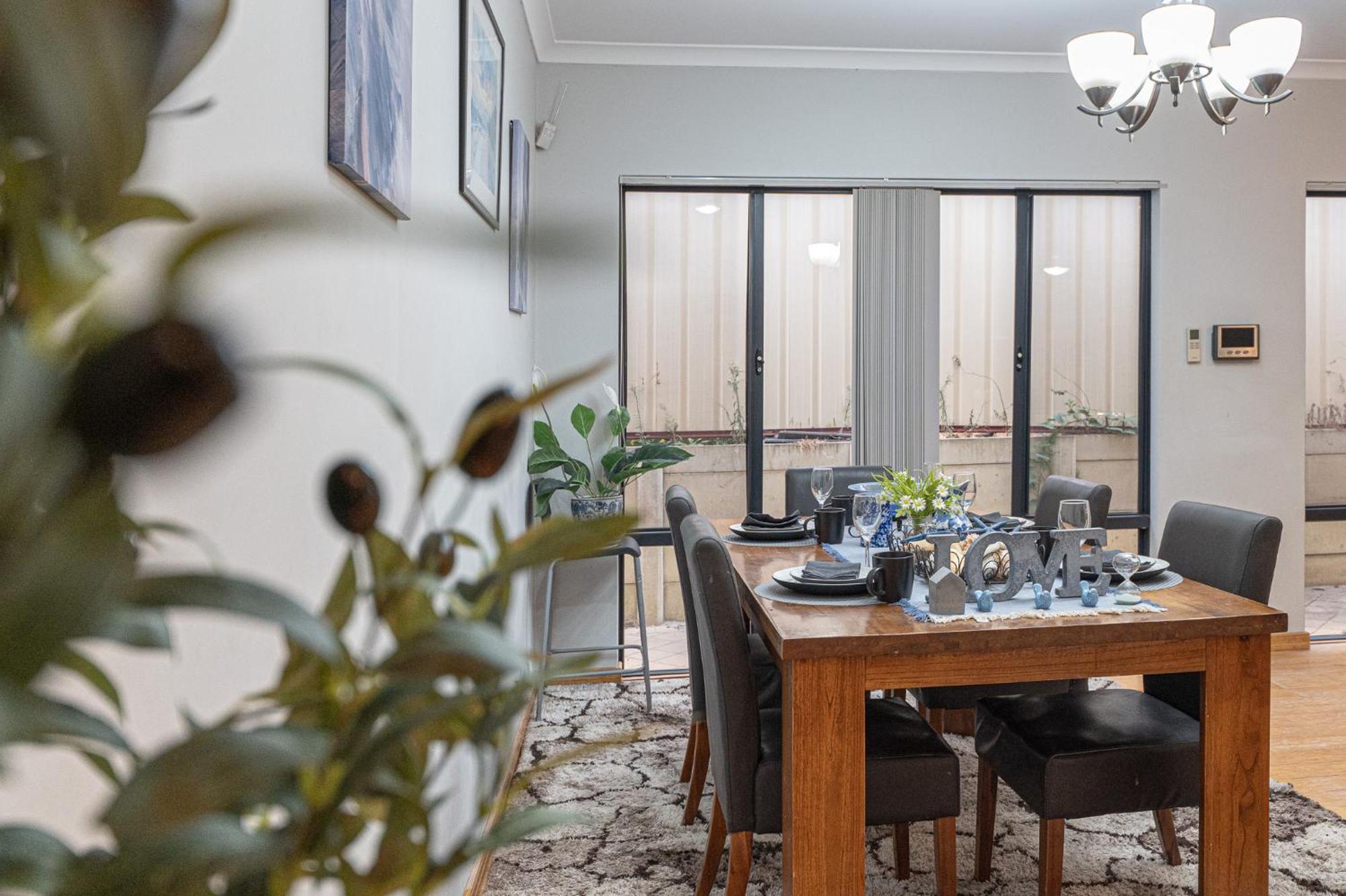 Holiday home Airport 5br Retreat - Full Kitchen & Tranquil *