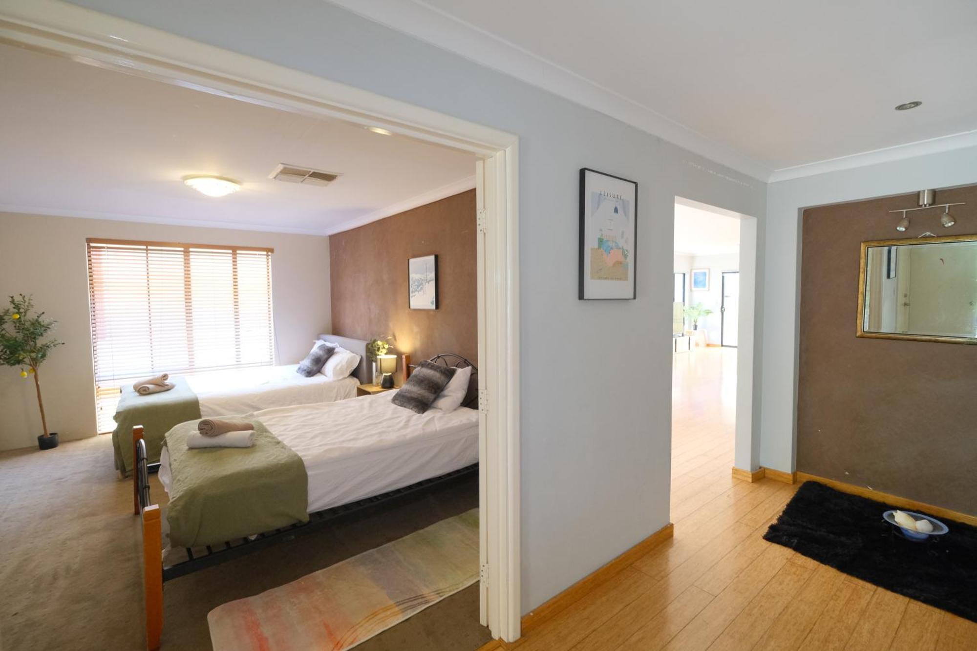 Airport 5br Retreat - Full Kitchen & Tranquil Perth
