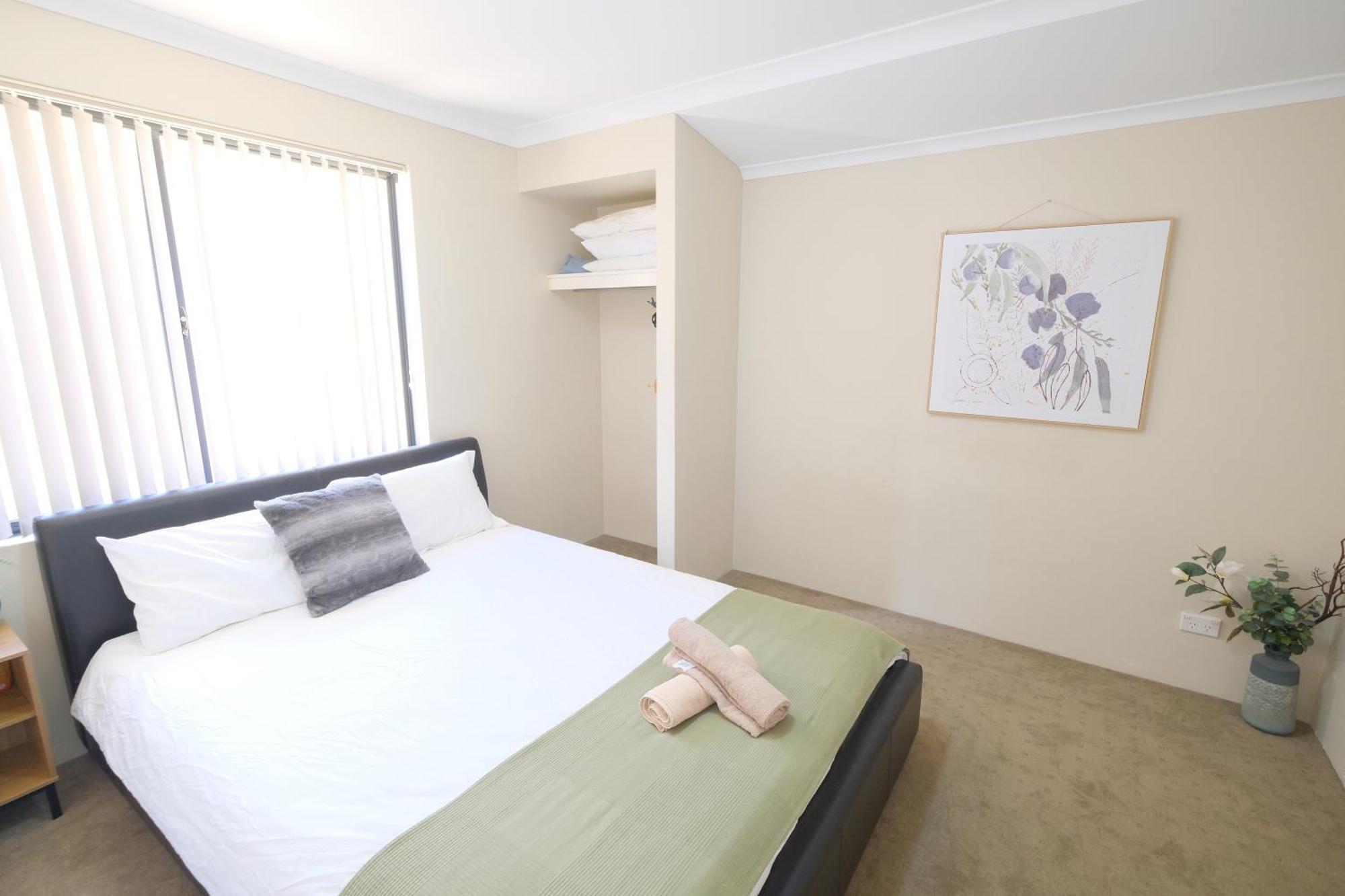 Airport 5br Retreat - Full Kitchen & Tranquil