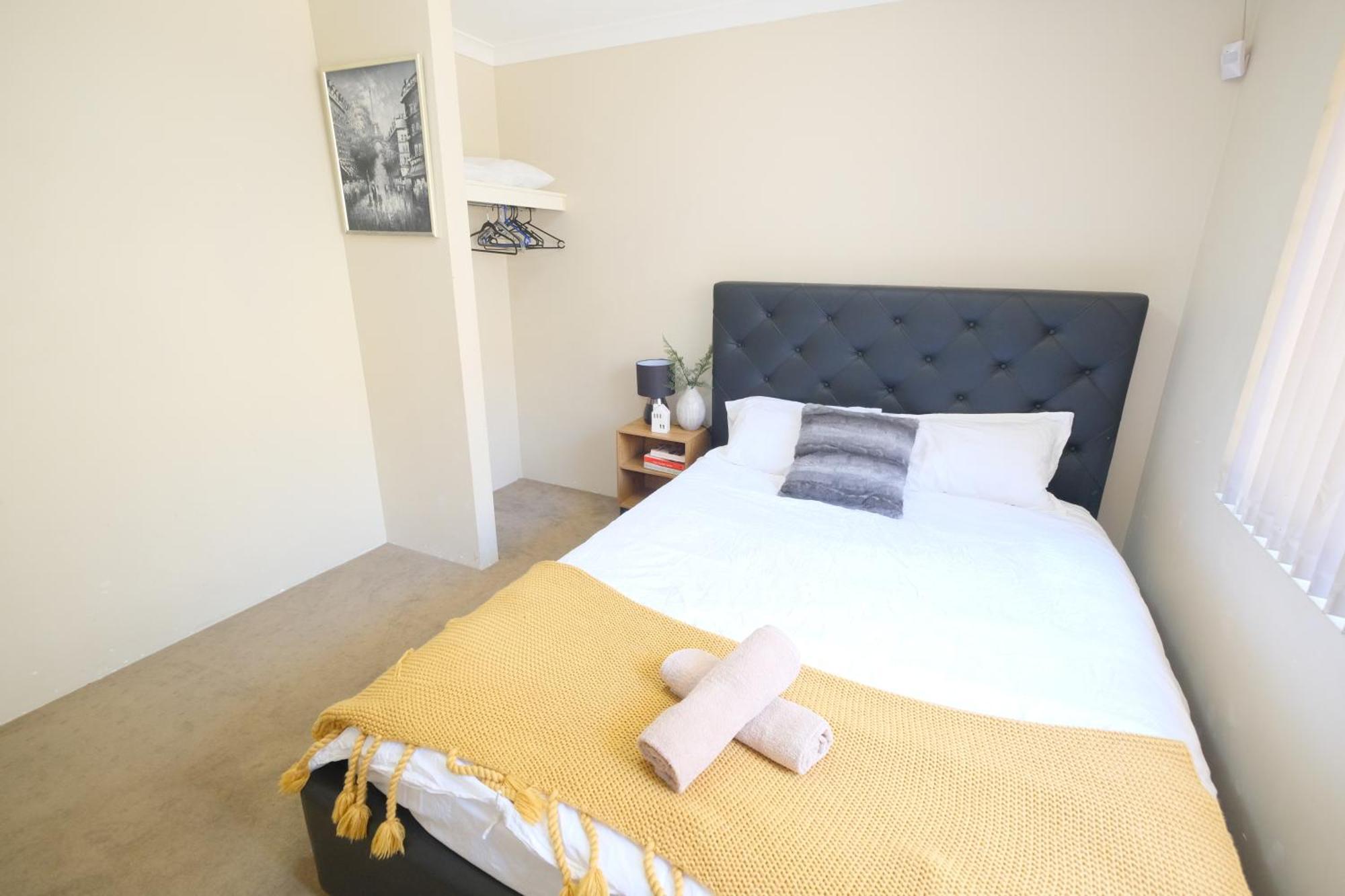 Holiday home Airport 5br Retreat - Full Kitchen & Tranquil *