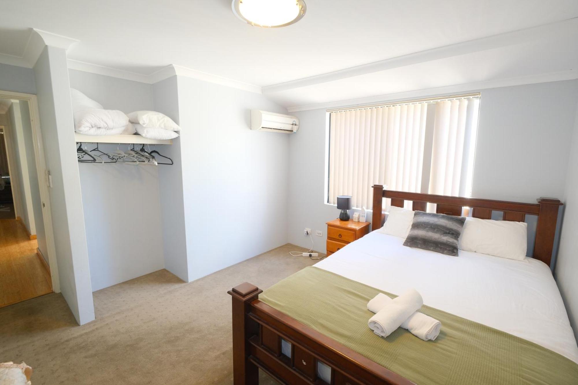 Airport 5br Retreat - Full Kitchen & Tranquil Holiday home Perth