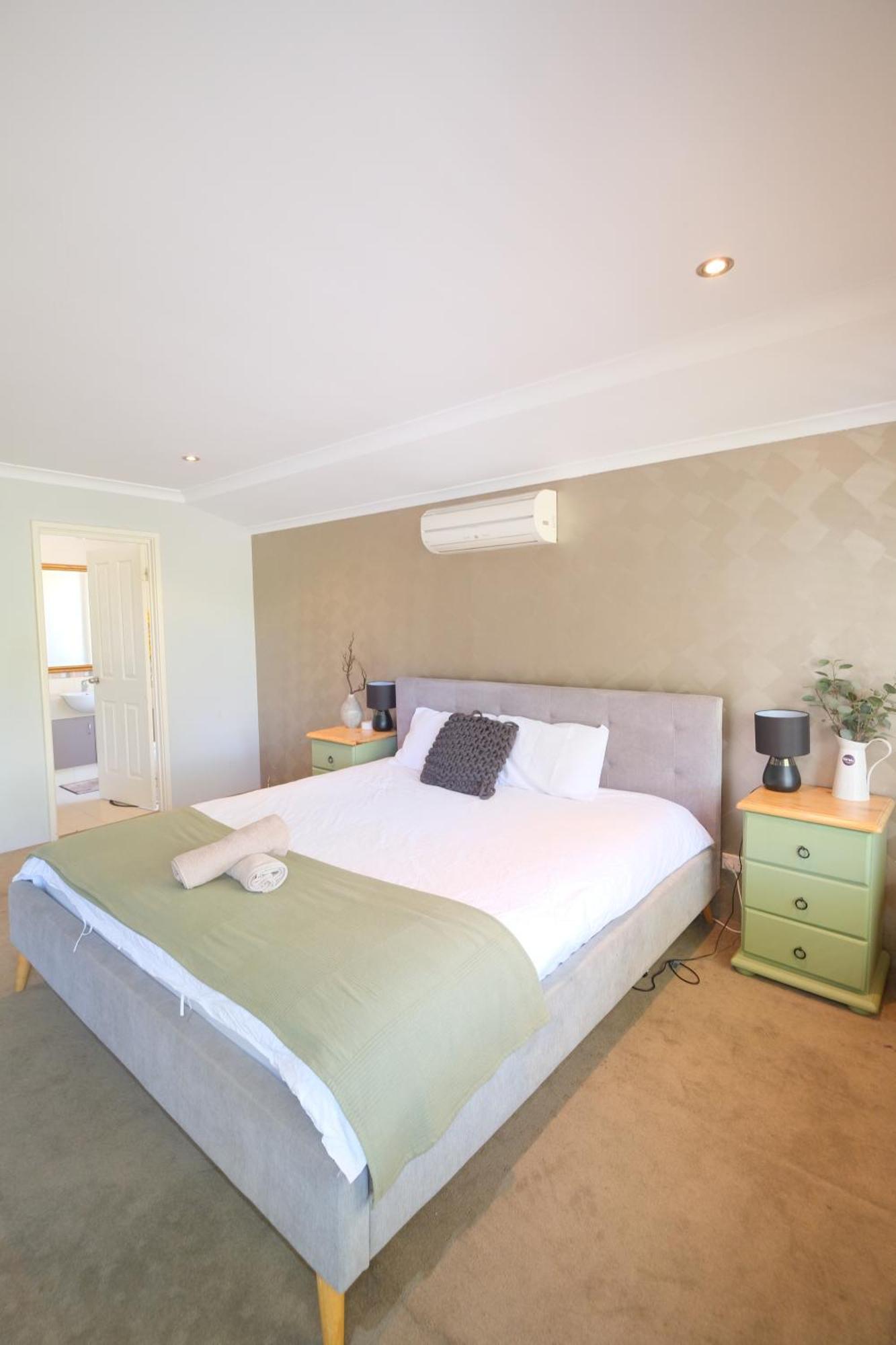 Airport 5br Retreat - Full Kitchen & Tranquil *