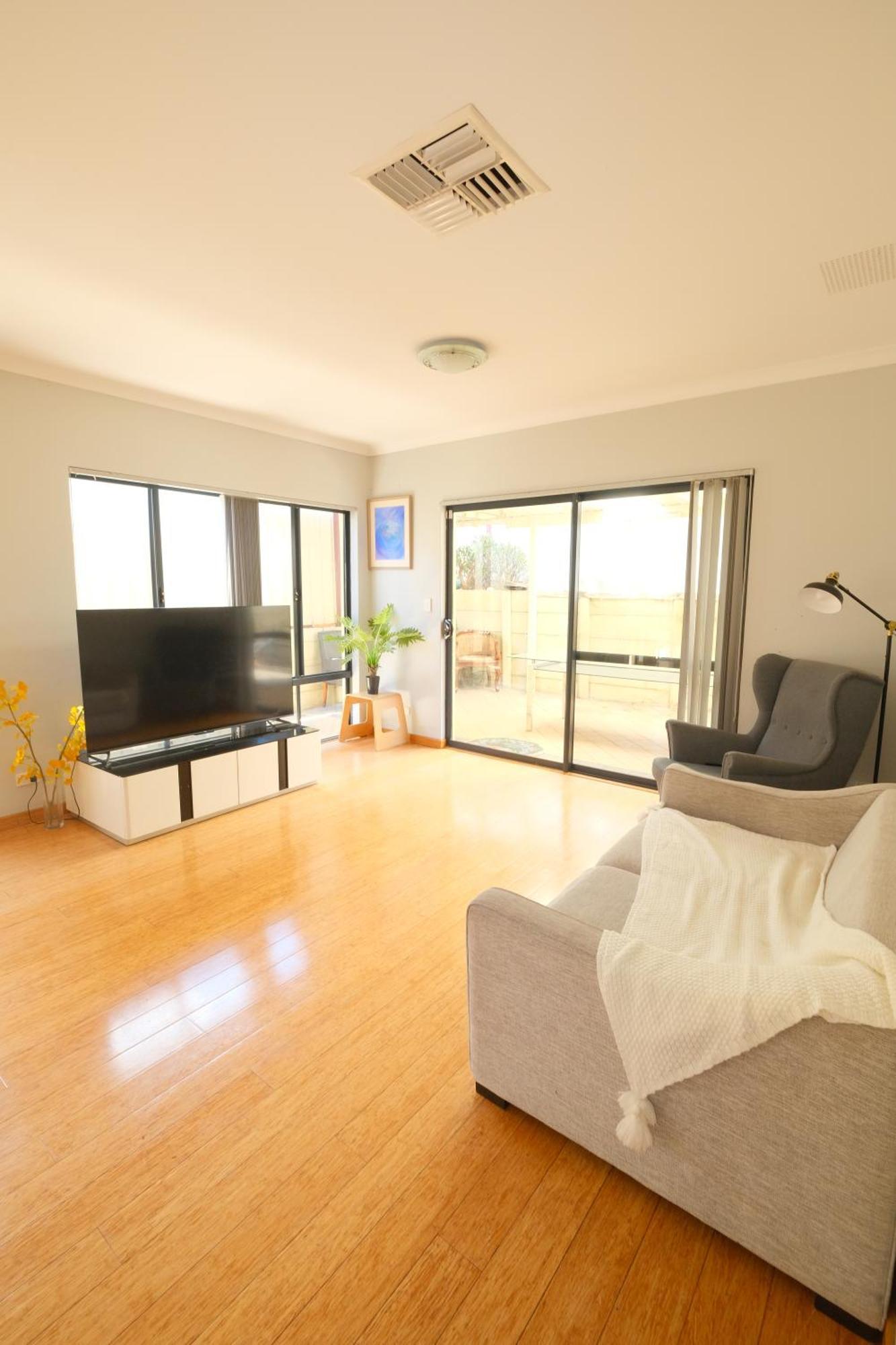 Airport 5br Retreat - Full Kitchen & Tranquil *