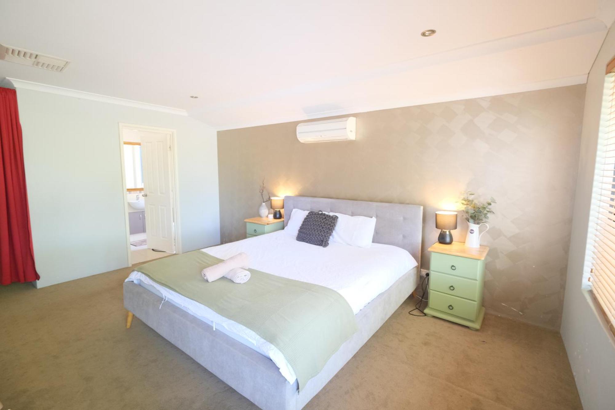 Airport 5br Retreat - Full Kitchen & Tranquil Holiday home