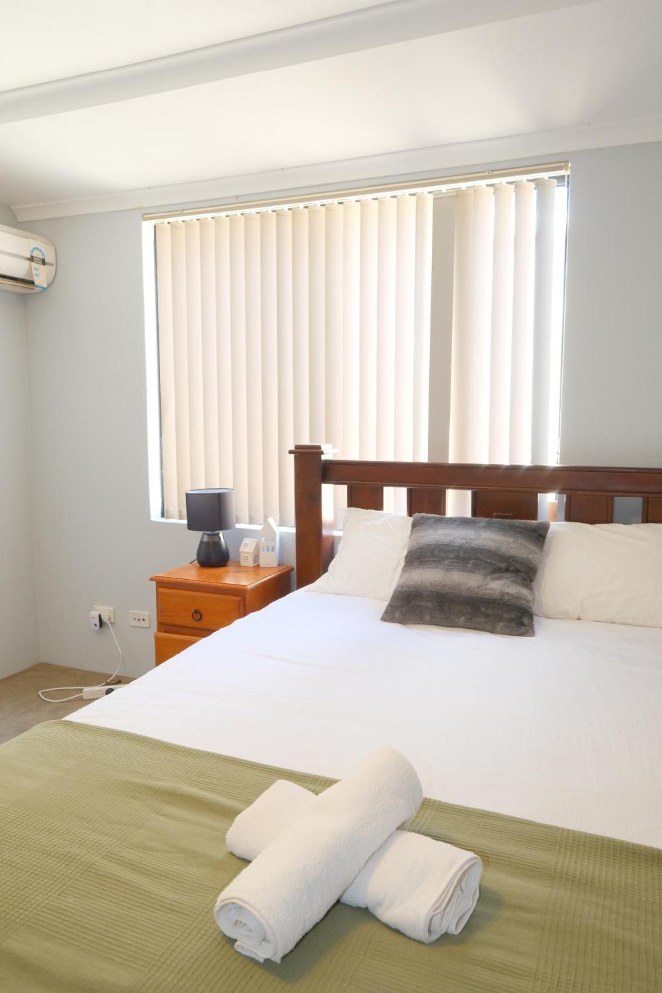 Holiday home Airport 5br Retreat - Full Kitchen & Tranquil *