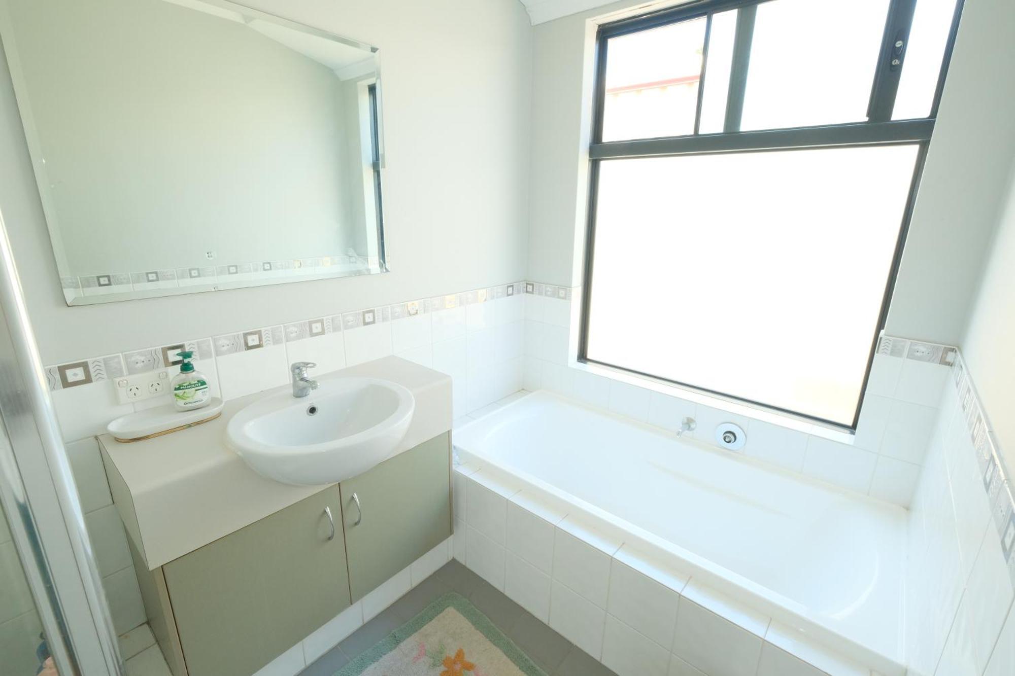 Airport 5br Retreat - Full Kitchen & Tranquil *