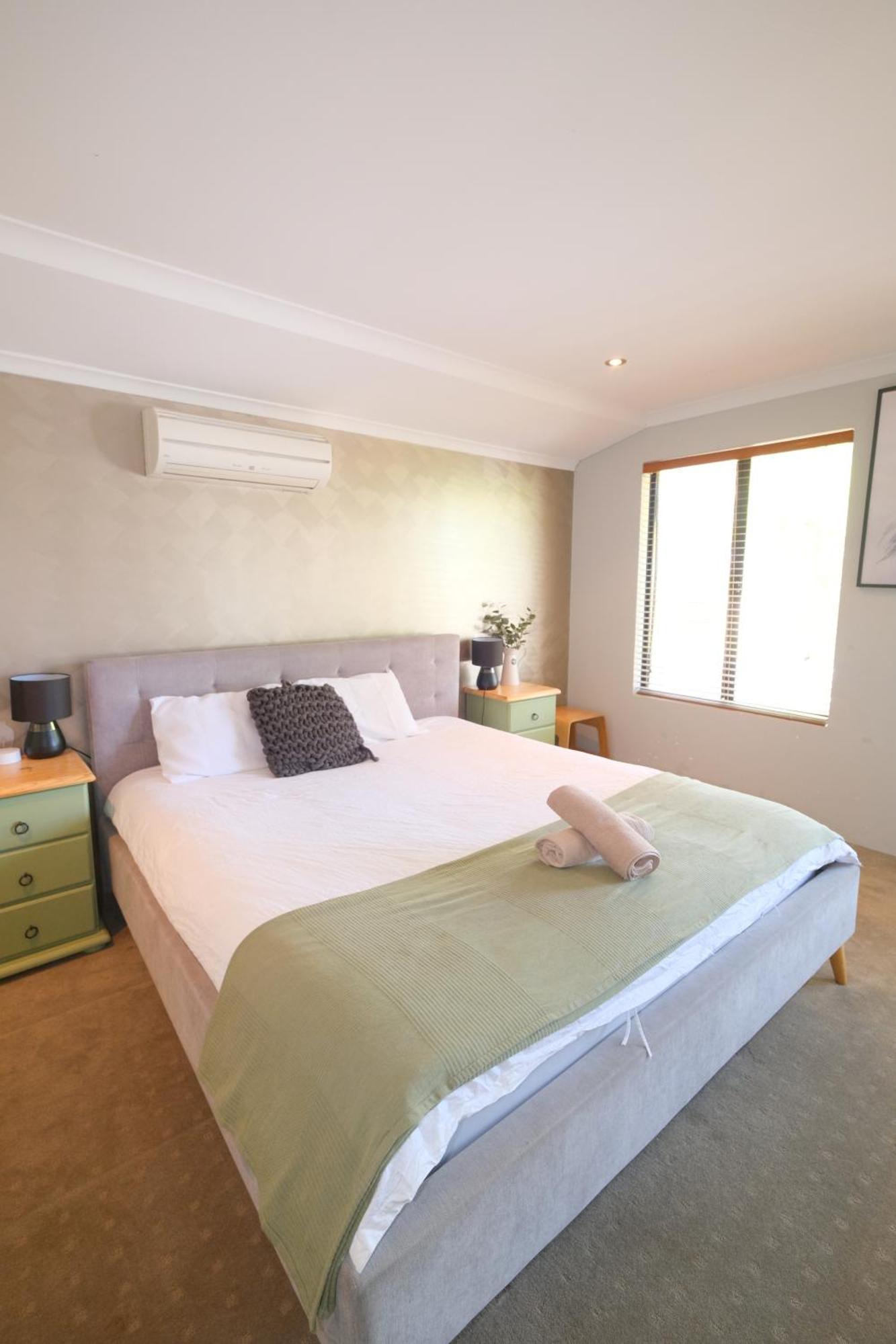 Holiday home Airport 5br Retreat - Full Kitchen & Tranquil *