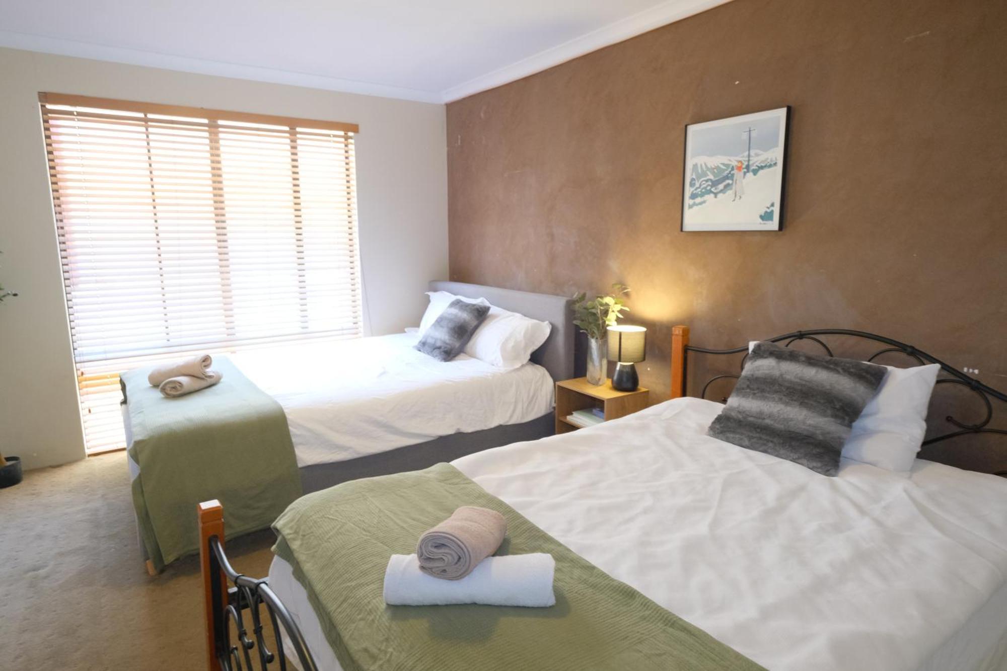 Holiday home Airport 5br Retreat - Full Kitchen & Tranquil *