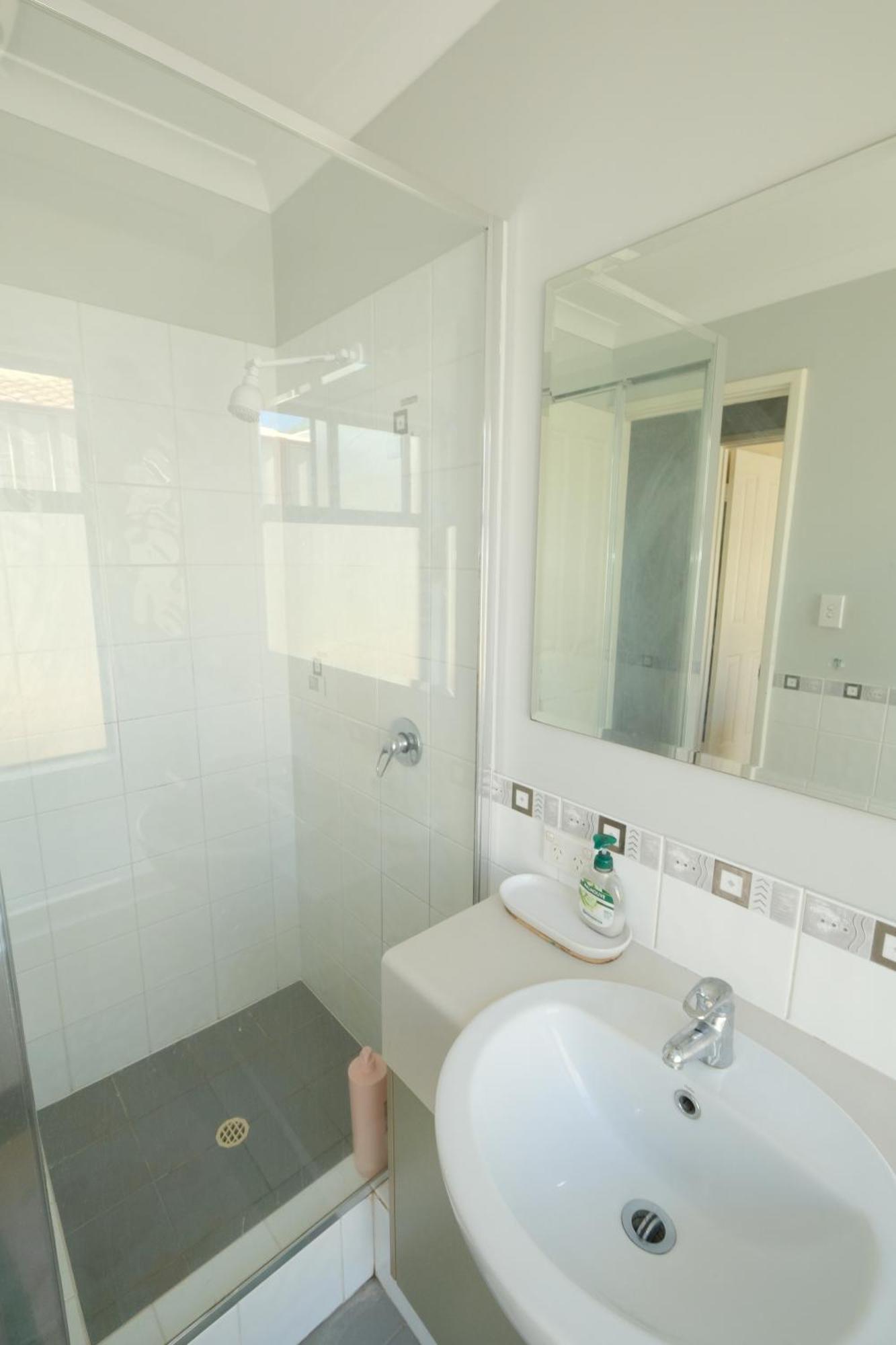Airport 5br Retreat - Full Kitchen & Tranquil Holiday home *
