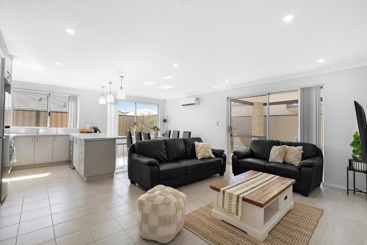 Spacious 4 Bedroom House In Southern River Holiday home Perth
